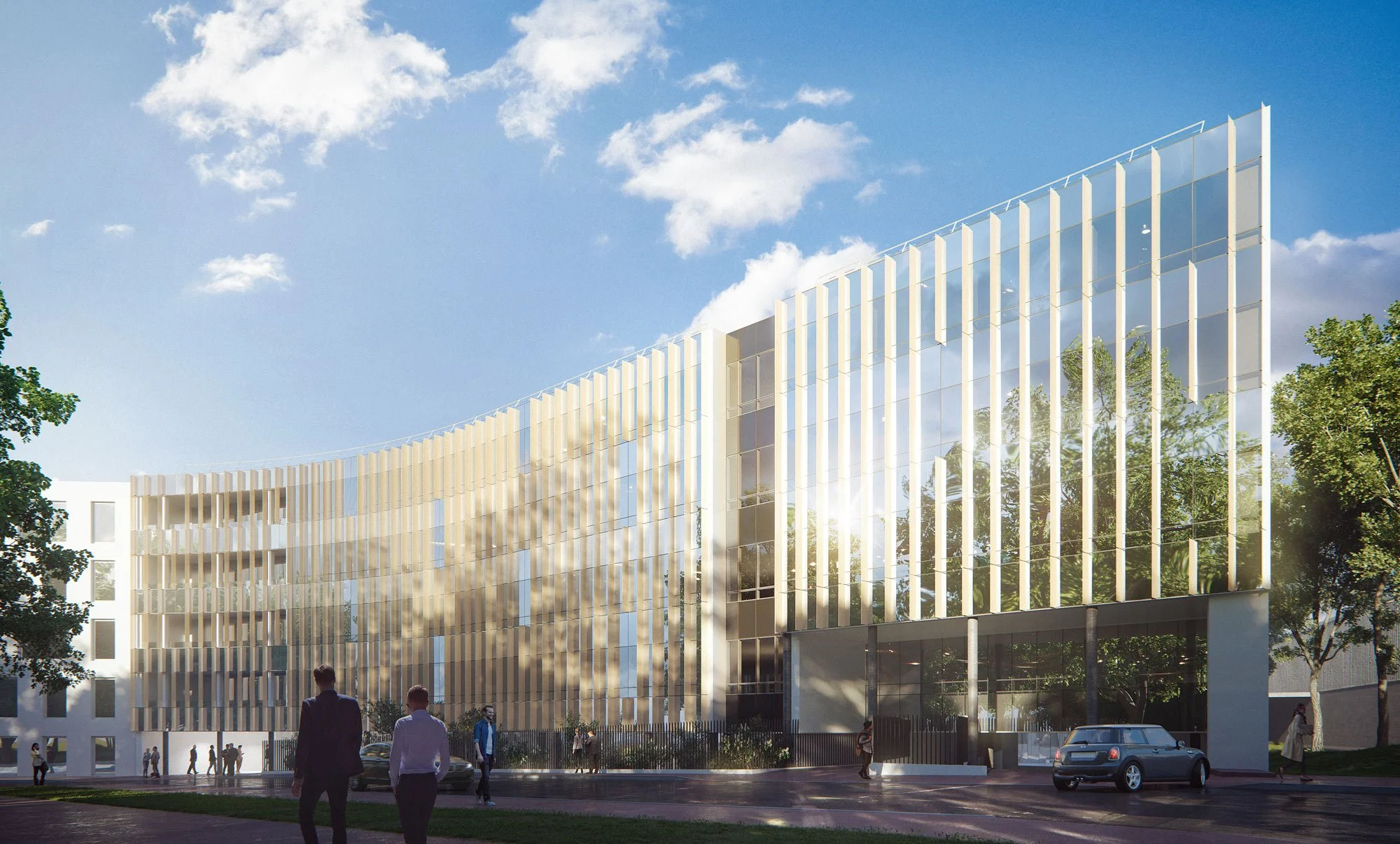 Une façade moderne d'un bâtiment avec des murs en verre et des éléments en métal doré, reflétant le ciel et les arbres environnants, sous un ciel bleu avec quelques nuages, avec des personnes et une voiture au premier plan.