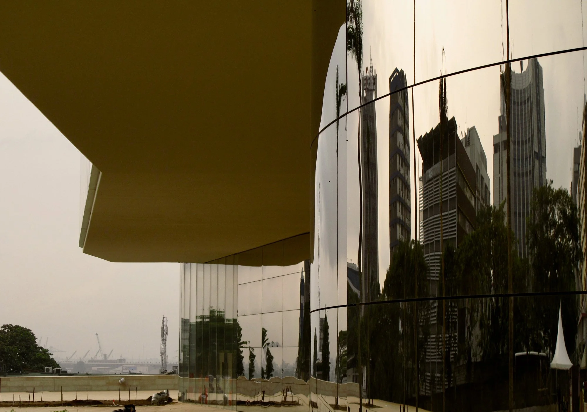 Reflet d'un immeuble moderne en verre sur une façade en verre d'un bâtiment.