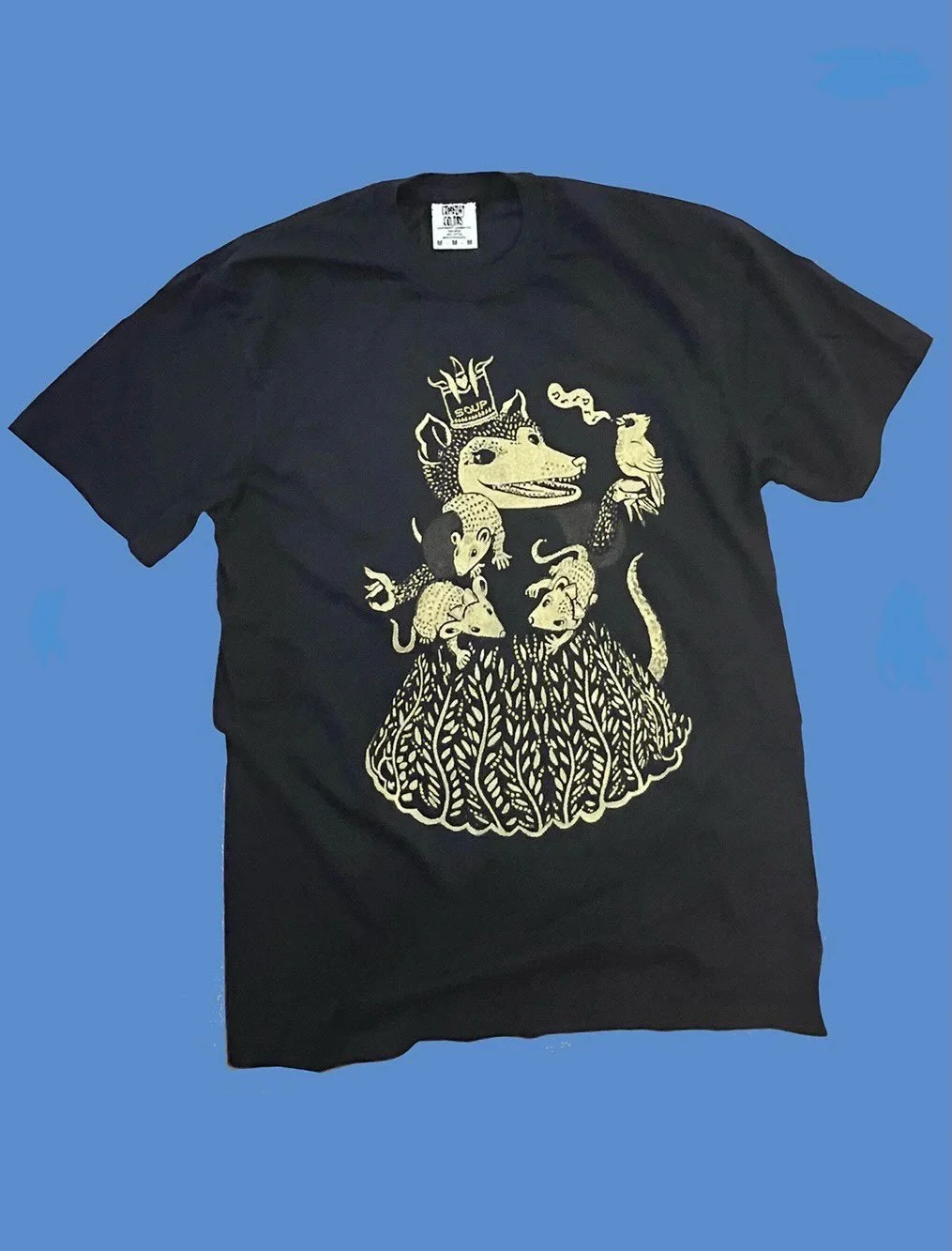 Wear what you love. 👑🌷🌱
Queen Possum, the t-shirt. 
Now in stock at sugarpoppress.com

#sugarpoppress #screenprint #comfortcolors #shopsmall