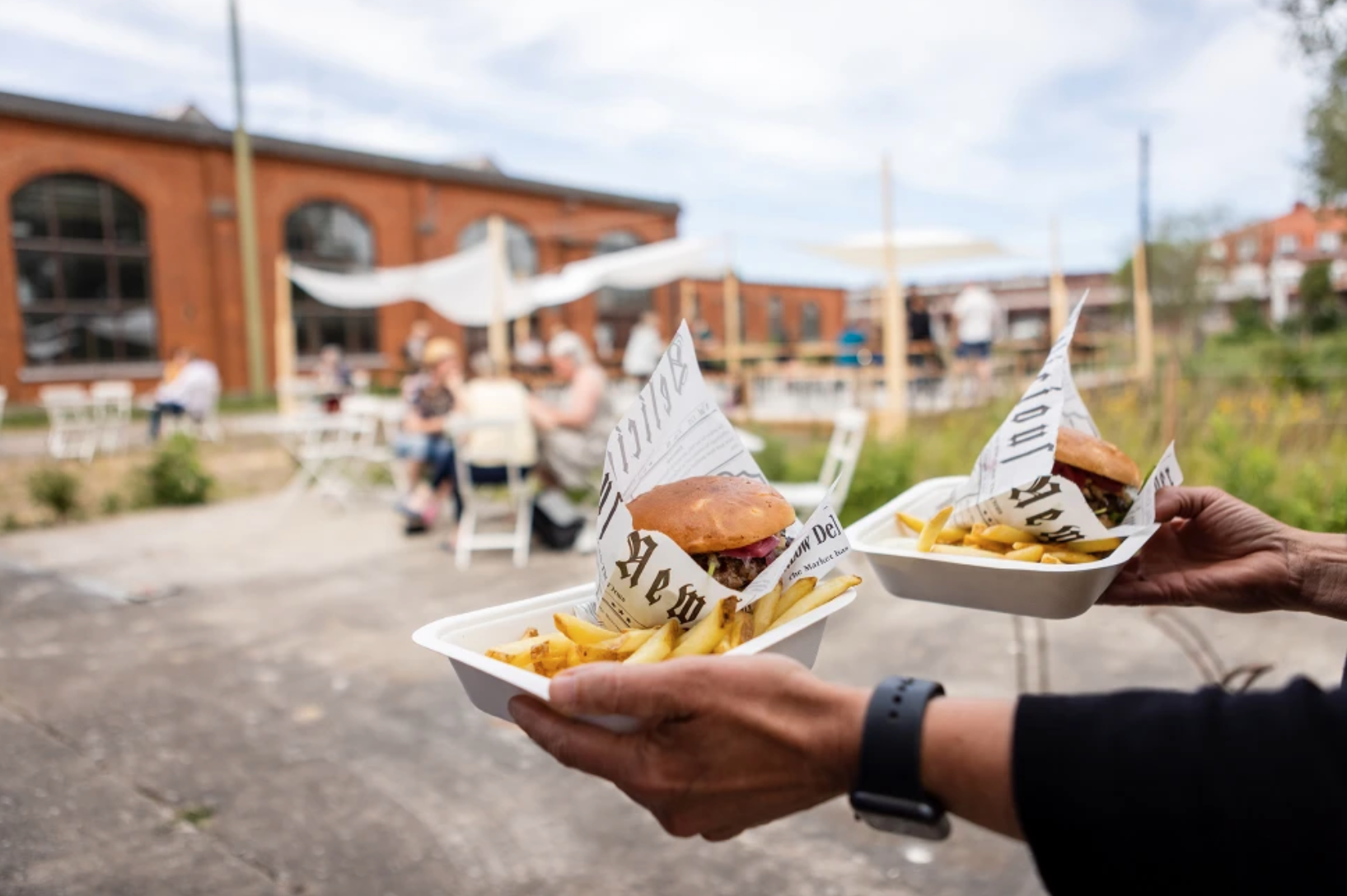 bild på en streetfood hamburgare utomhus