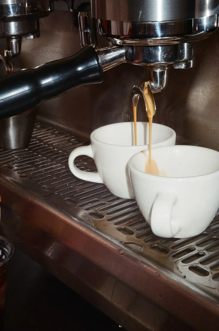 ZAZA - Un Café, Coffee shop avec Café de spécialité, Matcha, Petite Cantine & un Studio de Yoga, Pilates au centre de Montpellier. Prix accessibles et petits groupes pour le studio.