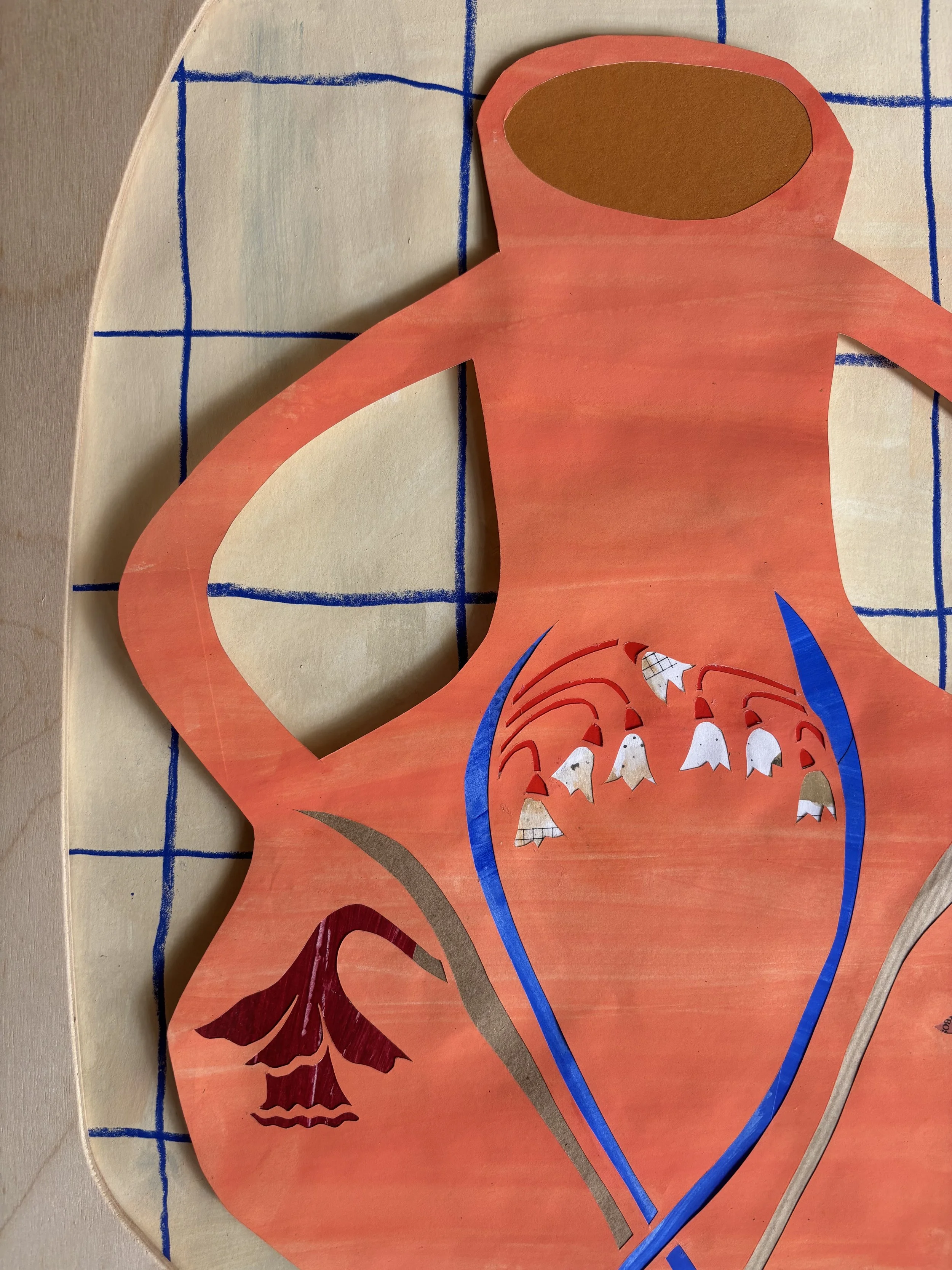 Acryla gouache op paper illustratie van een vaas met daarin een bloemen dessin uitgesneden van lente klokjes en narcissen, een beeldverwijzing naar het vrouwelijk voortplantingsstelsel, op een blauw geruite off-white achtergrond .