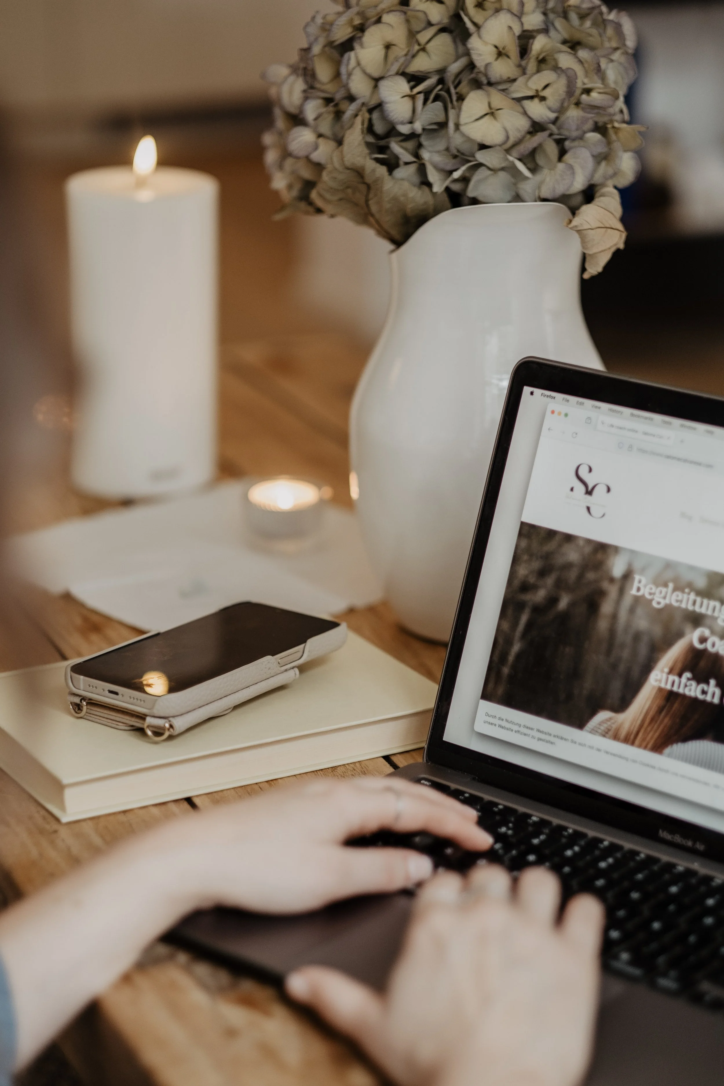 Nahaufnahme eines Laptops, Kinderpsychologin spielt mit Kind im Therapieraum für Kinder- und Jugendpsychotherapie Luzern