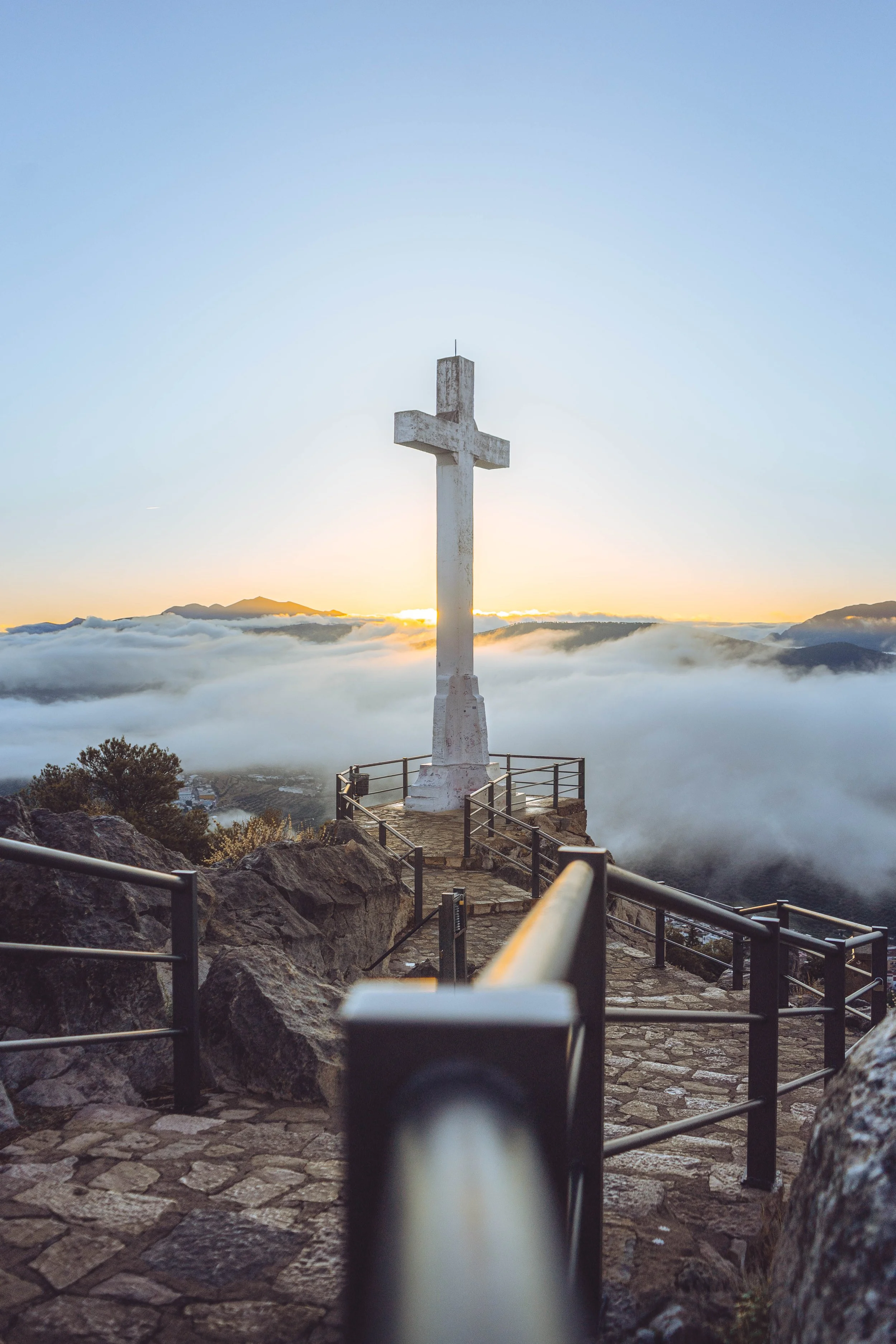 Cruz sobre nieblas.jpg