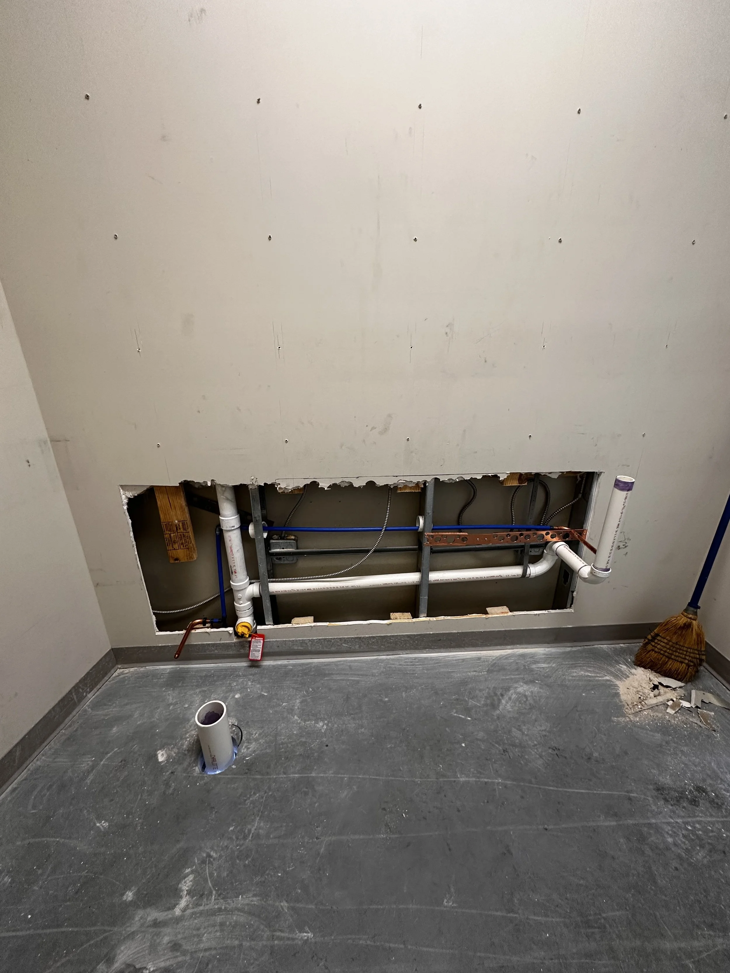 Oranssi carpenter using bench saw