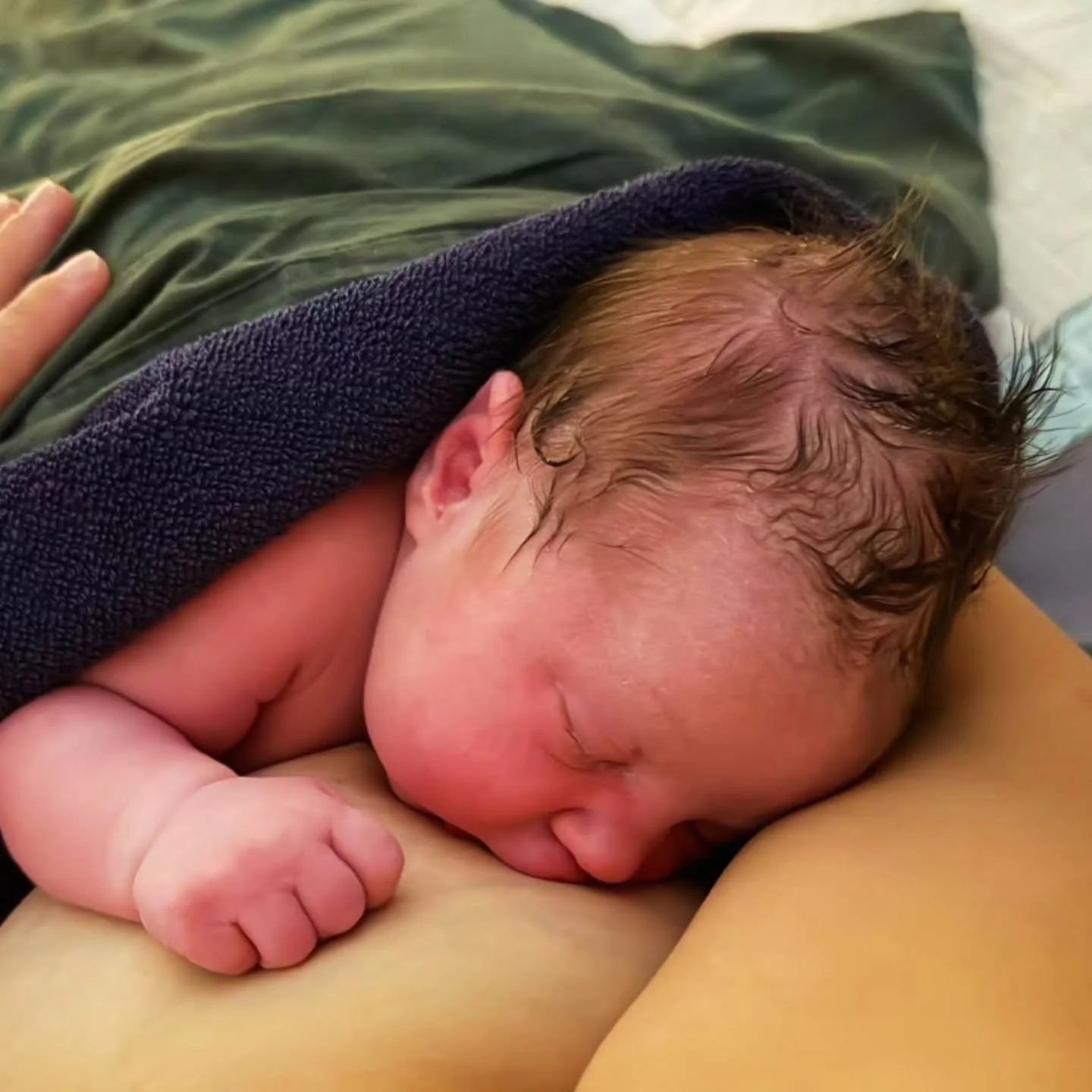 Geburtsbericht:
14.10./00.35: Die Fruchtblase ist geplatzt. Ich bin ins Kinderzimmer zu unserem Gro&szlig;en(auch im Geburtshaus geboren) gegangen, wo auch mein Mann schlief und weckte ihn auf. Dann rief ich meine Mama zwecks Kinderbetreuung an-es wa