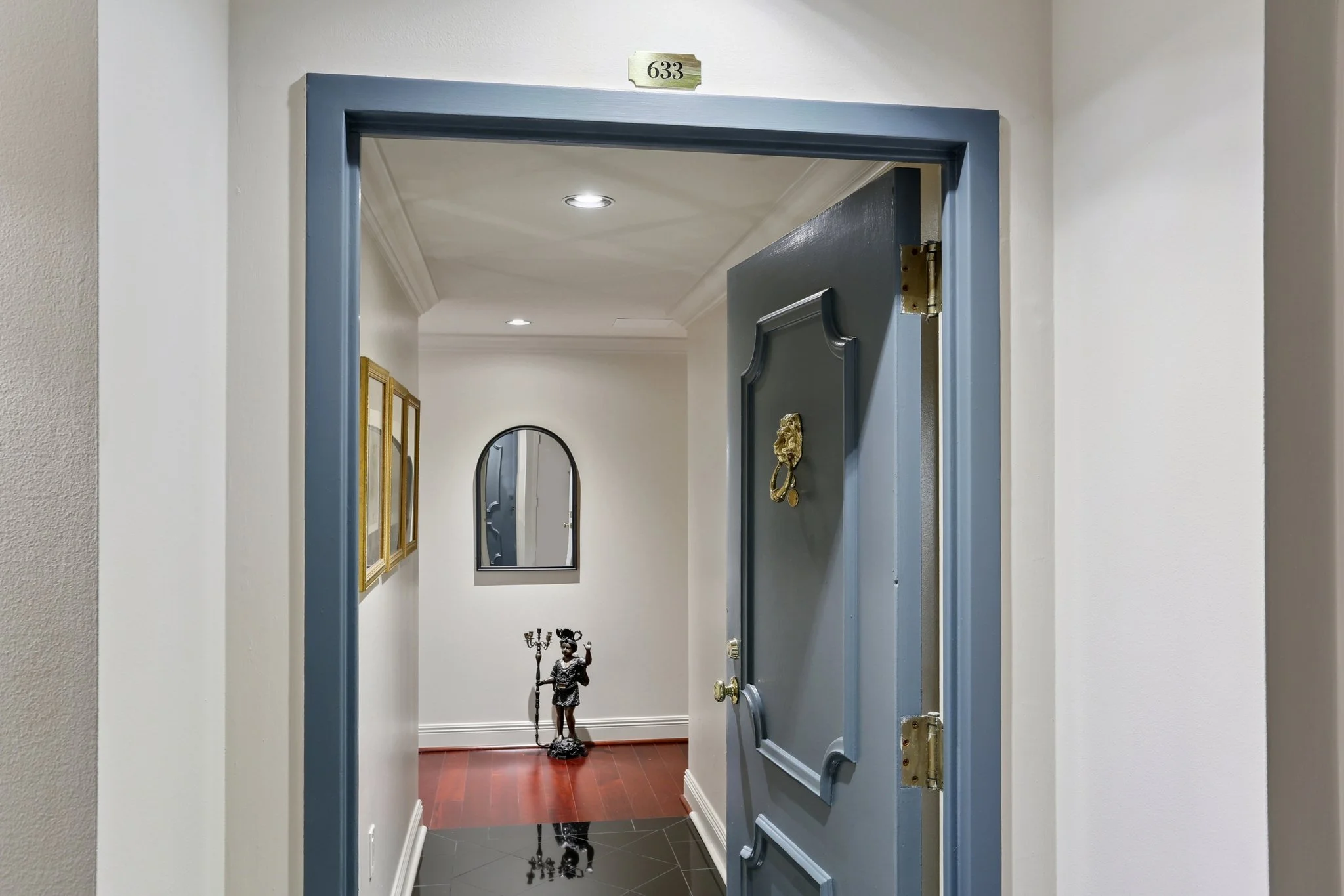1750 St. Charles Avenue, Unit 633 – Renovated 2 Bed / 2 Bath Condo Enjoy classic New Orleans living along iconic St. Charles Avenue in this beautifully renovated 2-bedroom, 2-bath residence. This light-filled unit features warm wood floors, a spaciou