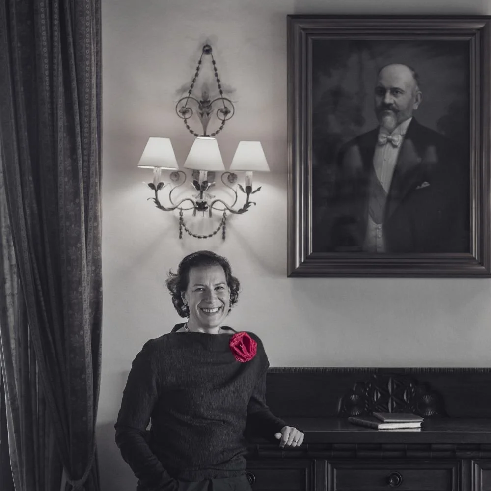 Elena de Carandini Raventós junto al retrato de su bisabuelo, en un interior clásico vinculado a la historia familiar.