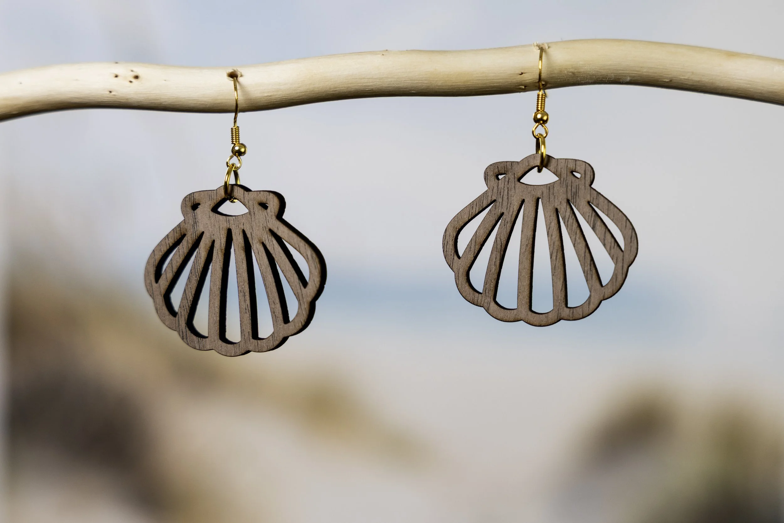 Boardwalk Shell Earrings - Walnut