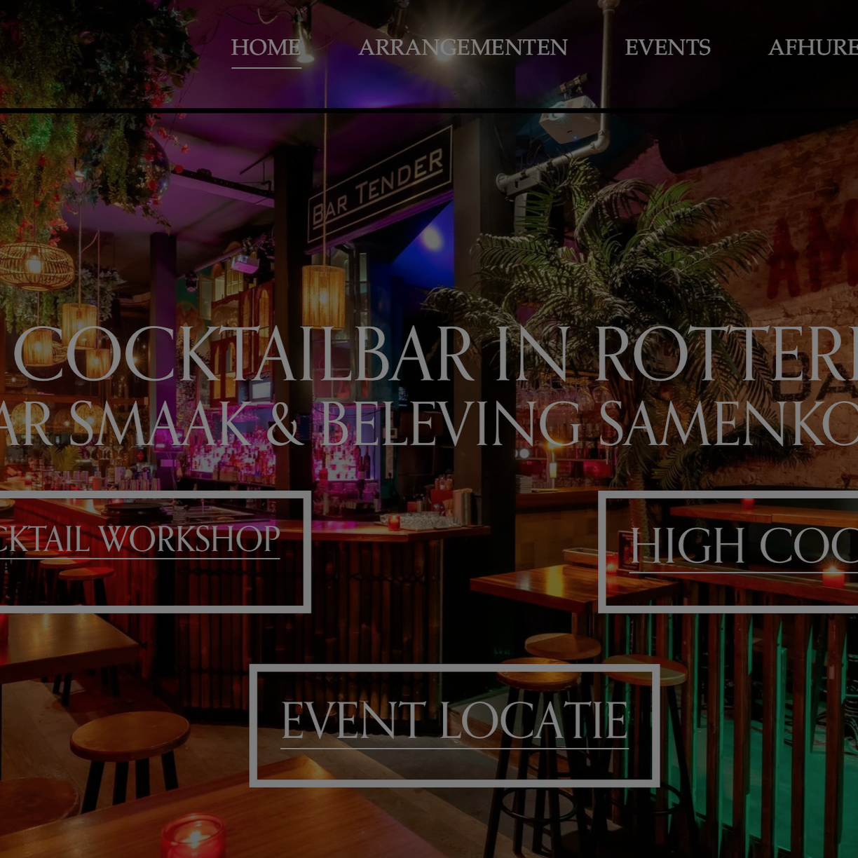 Interieur van een cocktailbar met houten tafels en stoelen, groene planten en sfeervolle verlichting.