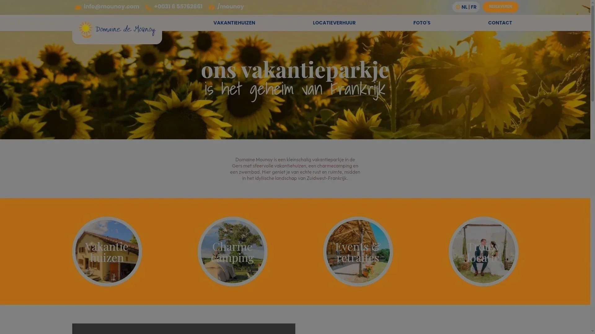 Screenshot van de website 'Domaine de Mounoy', met een achtergrondafbeelding van zonnebloemen en tekst over het vakantiepark in Zuidwest-Frankrijk.