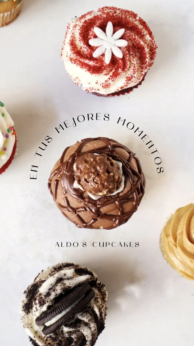 Selection of decorated cupcakes on white surface, with text in Spanish and English reading "En tus mejores momentos" and "Aldo's cupcakes."