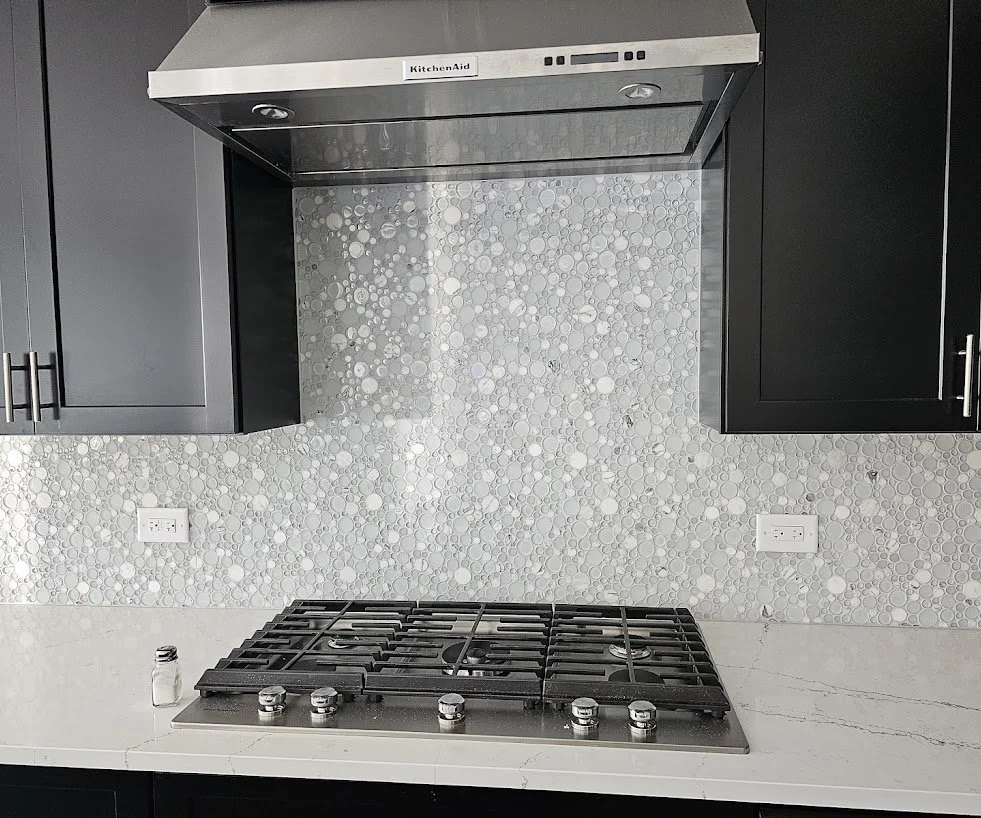sparkling-glass-mosaic-tile-kitchen-backsplash-elgin-il.jpg.jpg
