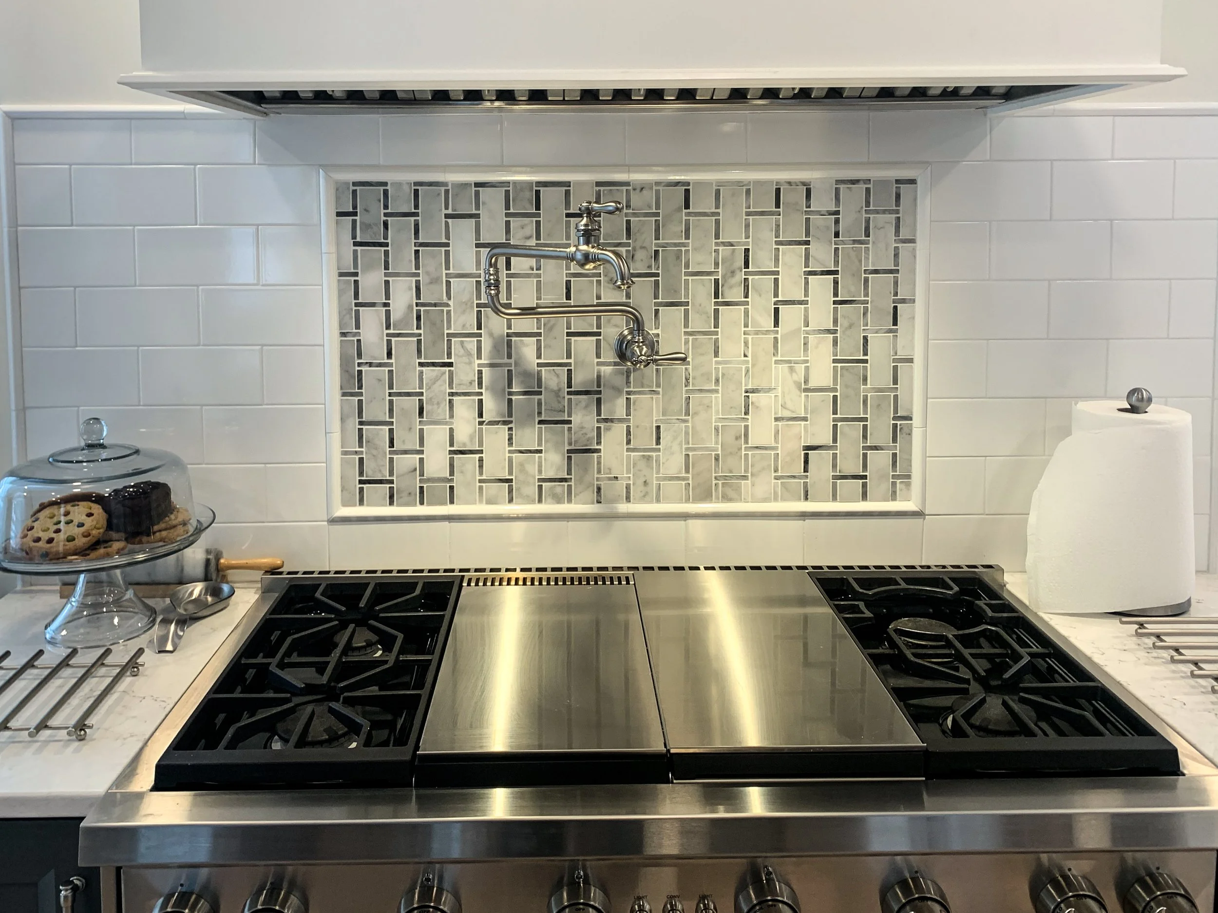 White subway tile kitchen backsplash with marble basketweave mosaic centerpiece in Barrington IL