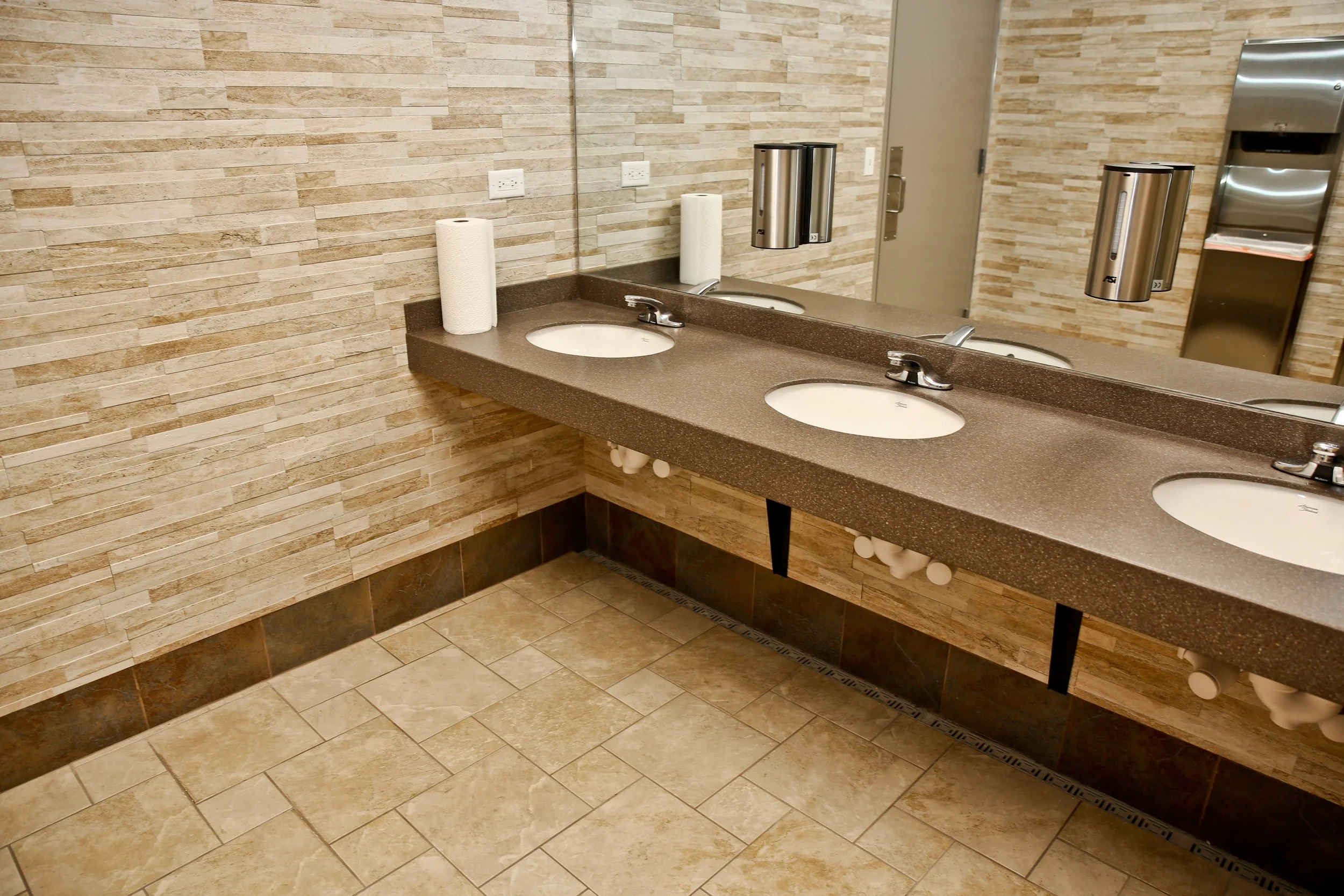 commercial-bathroom-travertine-tile-spring-grove-illinois.jpg.jpg