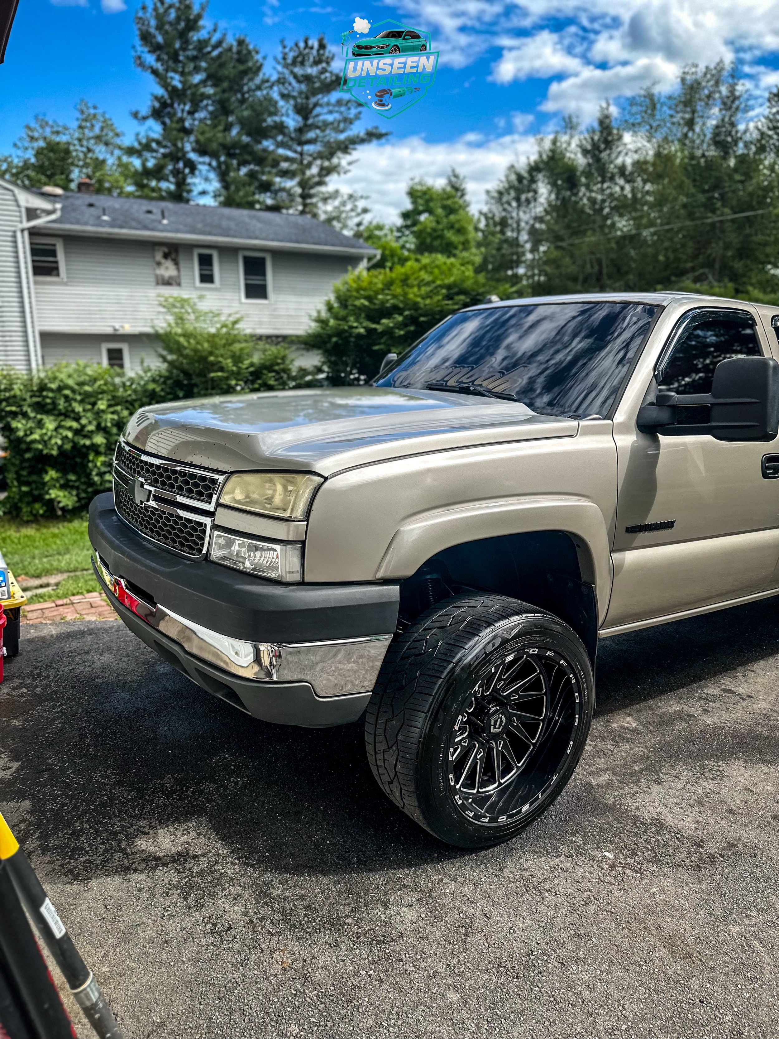 This Duramax got the full treatment.

Deep interior cleanup, bed detailed, plastics restored, frame cleaned up, and the wheels and tires finished off to bring everything together.

A clean truck just hits different.

Owner: @the_goldenboy_frey 

&mda