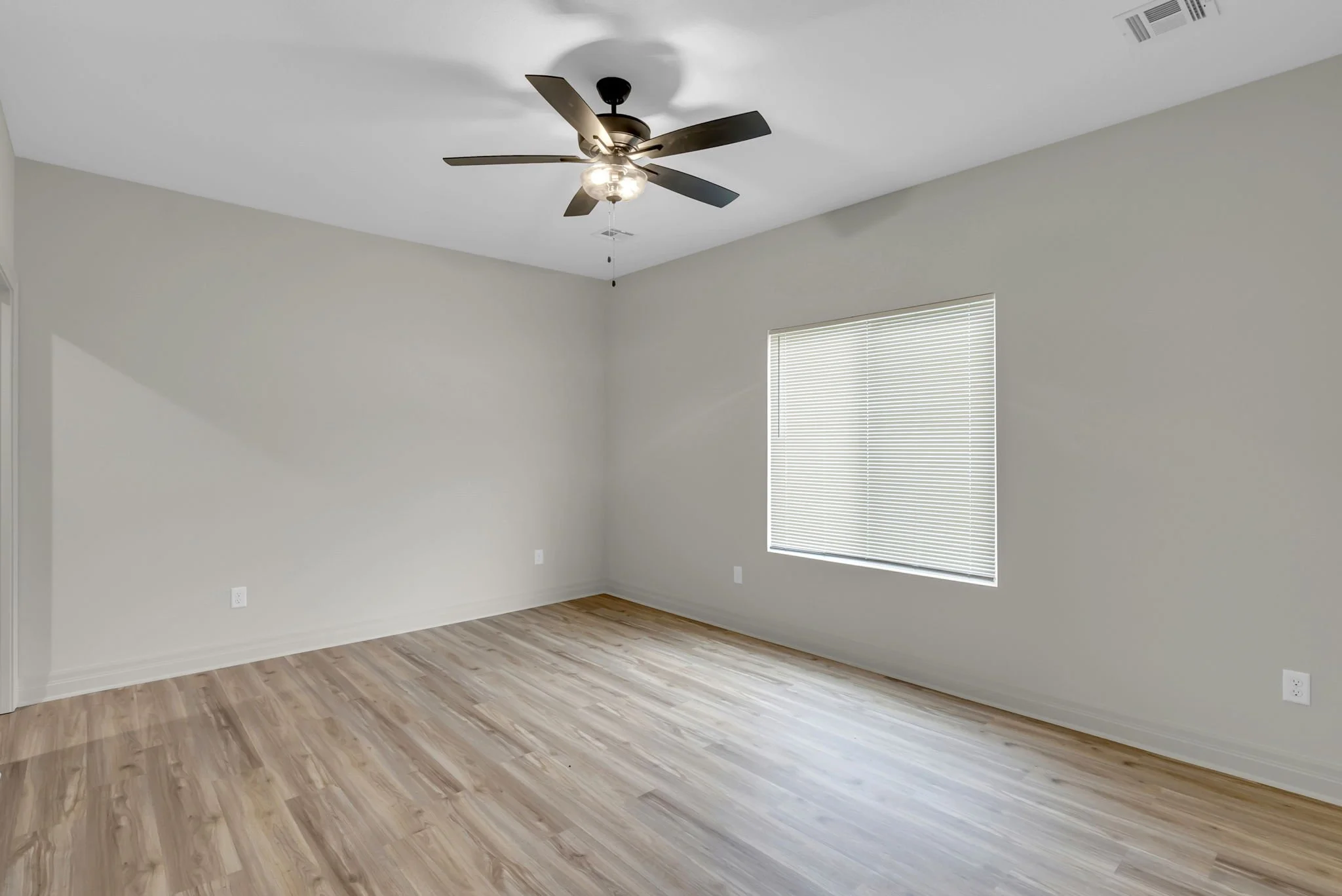 10-1919 E Sutton Ct-10.jpg