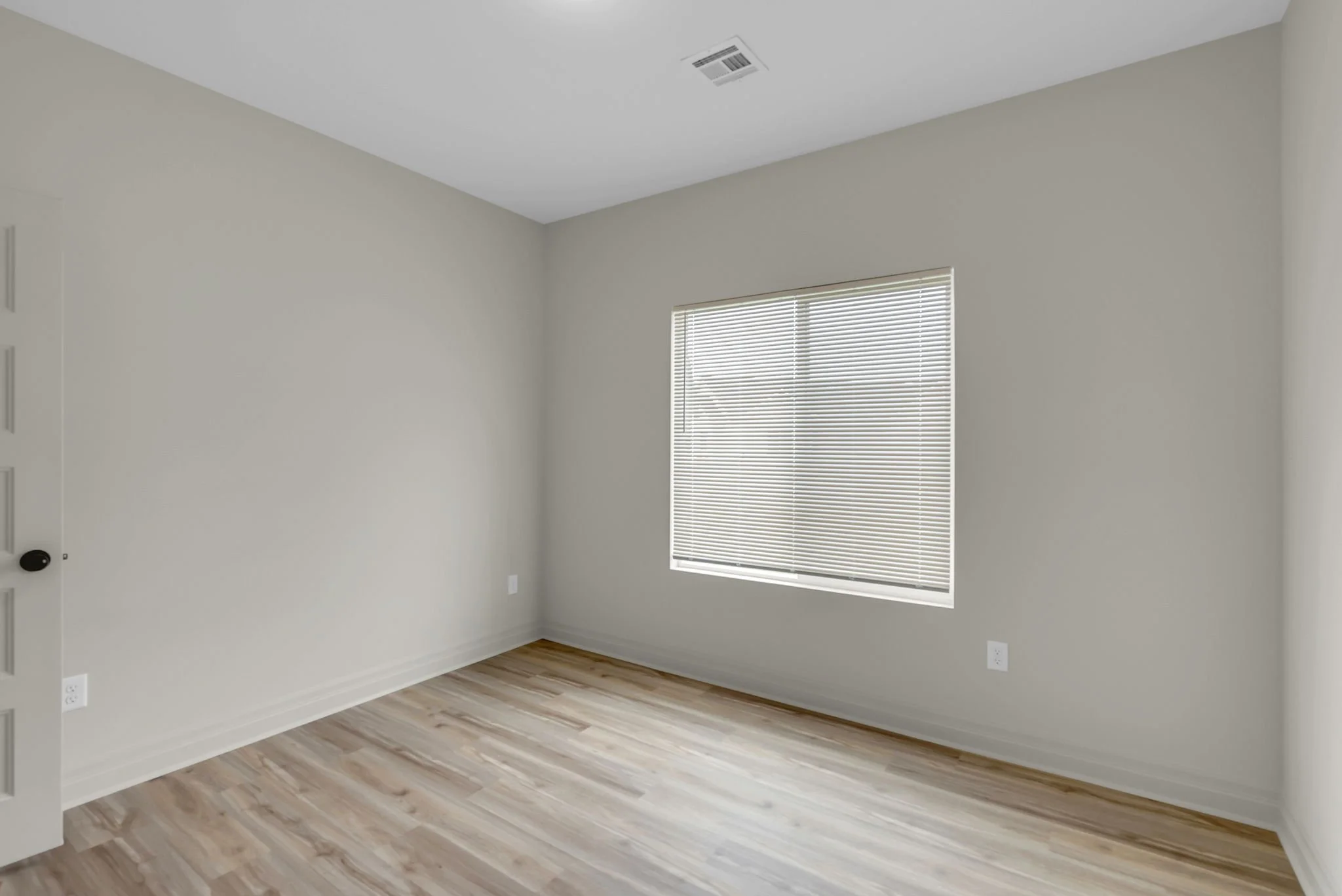 16-1919 E Sutton Ct-16.jpg