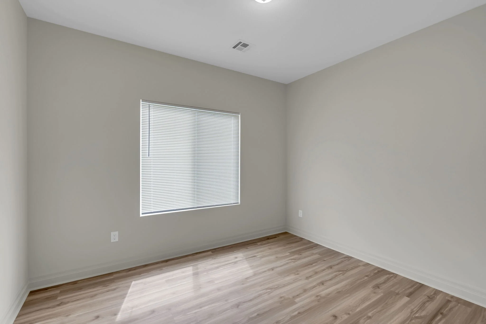 22-1919 E Sutton Ct-22.jpg