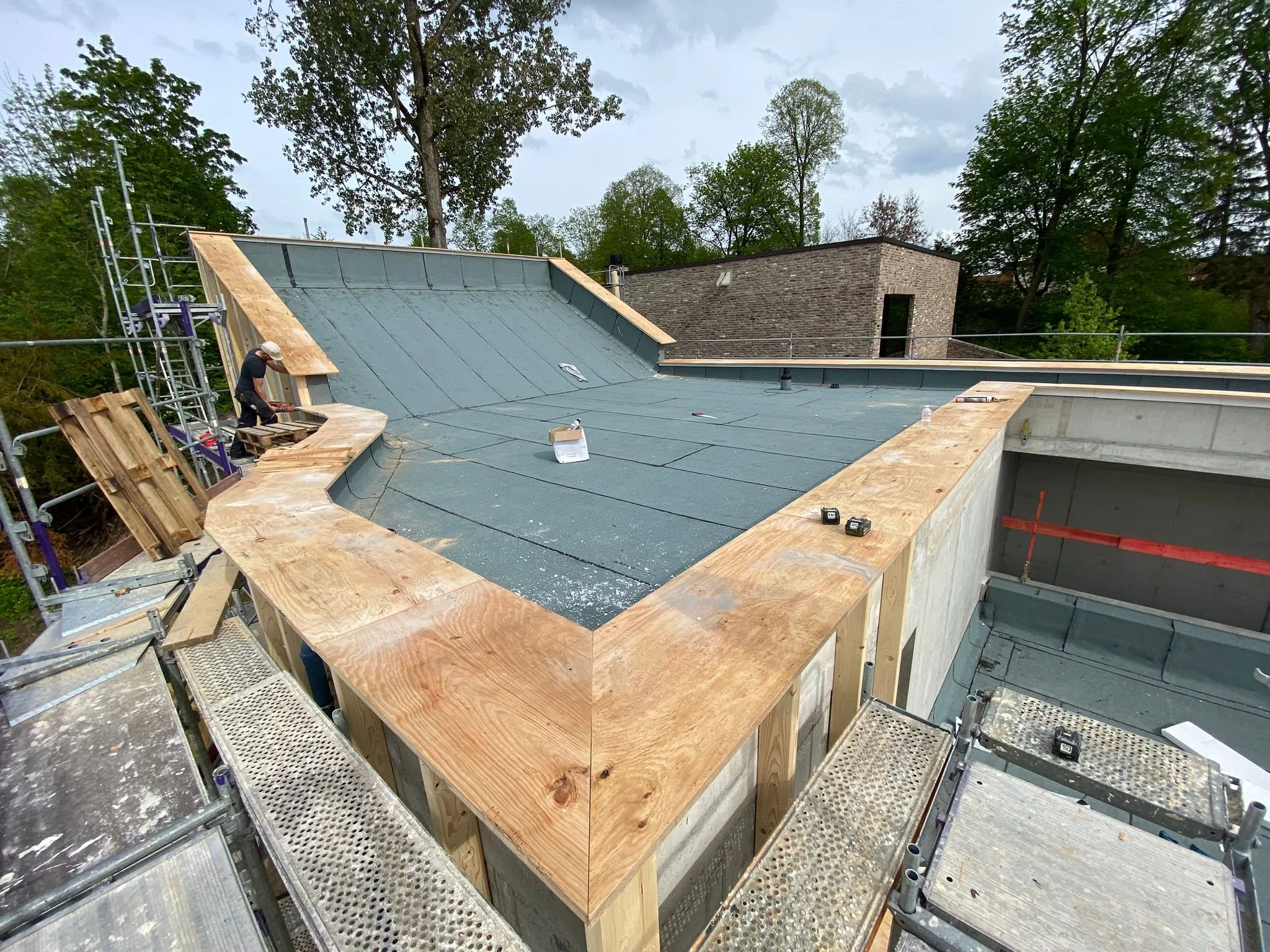 Газопламъчно поставяне на многопластова битумна хидроизолация като подизпълнител, Bad Saulgau, Германия