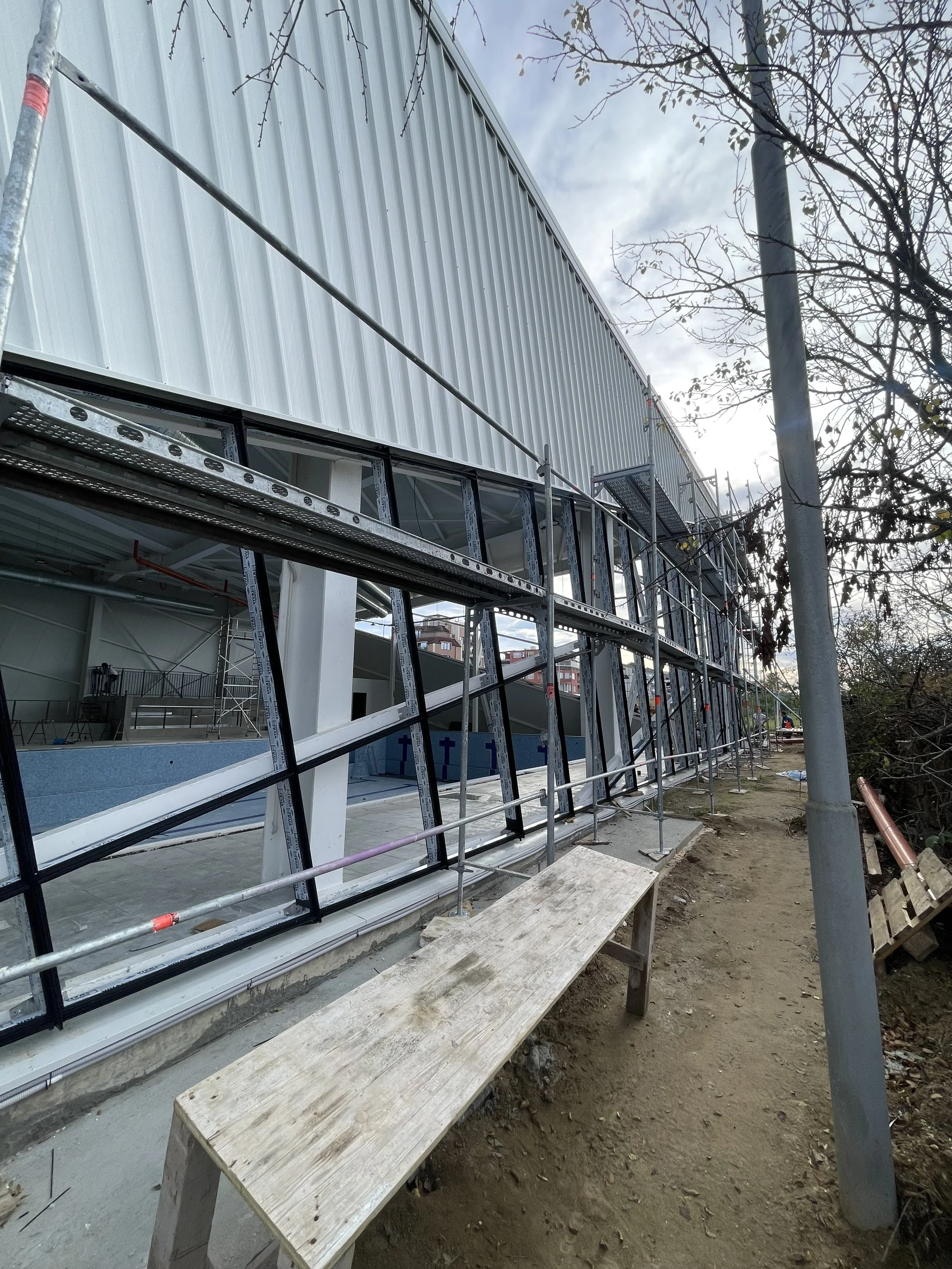 Монтаж и остъкляване на окачена стъклена фасада тип греда-колона за нов общински басейн в град Несебър, България