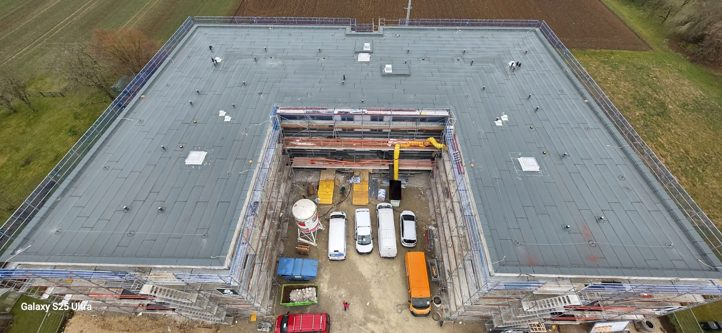 Газопламъчно поставяне на многопластова битумна хидроизолация като подизпълнител, Frankfurt am Main, Германия