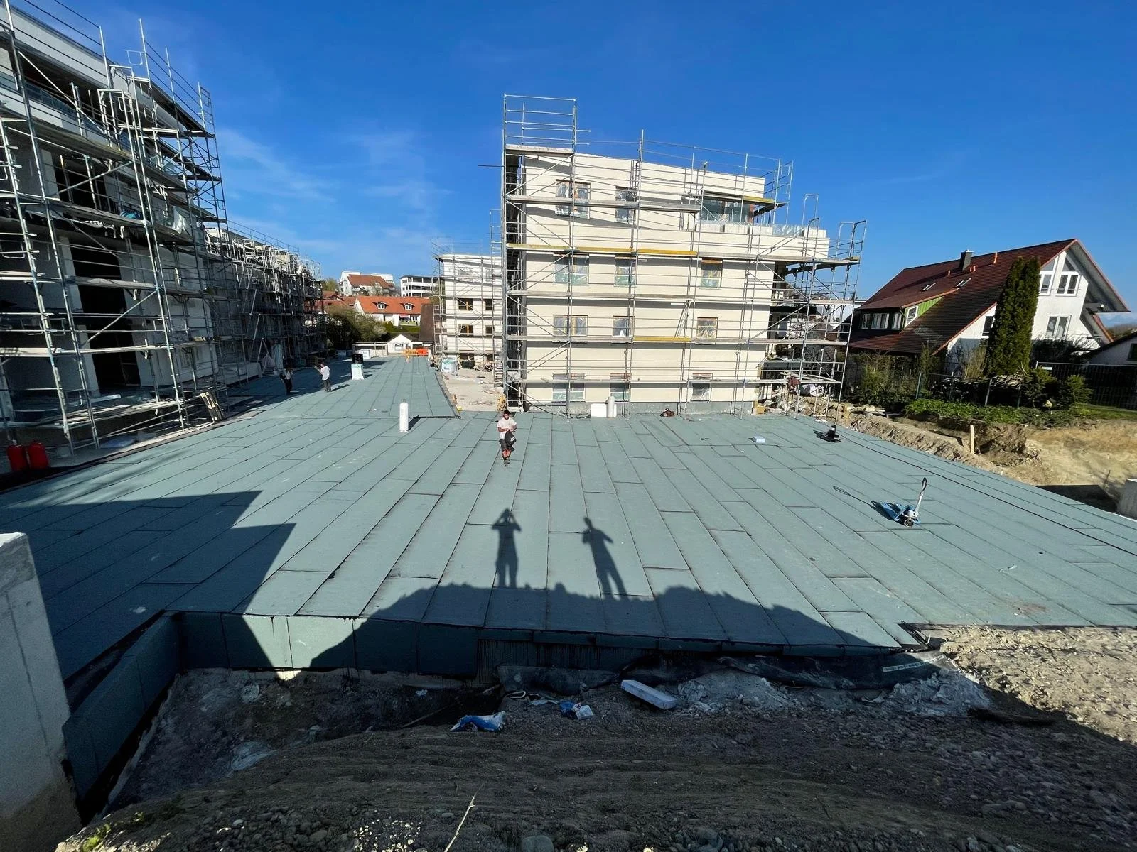 Газопламъчно поставяне на многопластова битумна хидроизолация като подизпълнител, Friedrichshafen, Германия