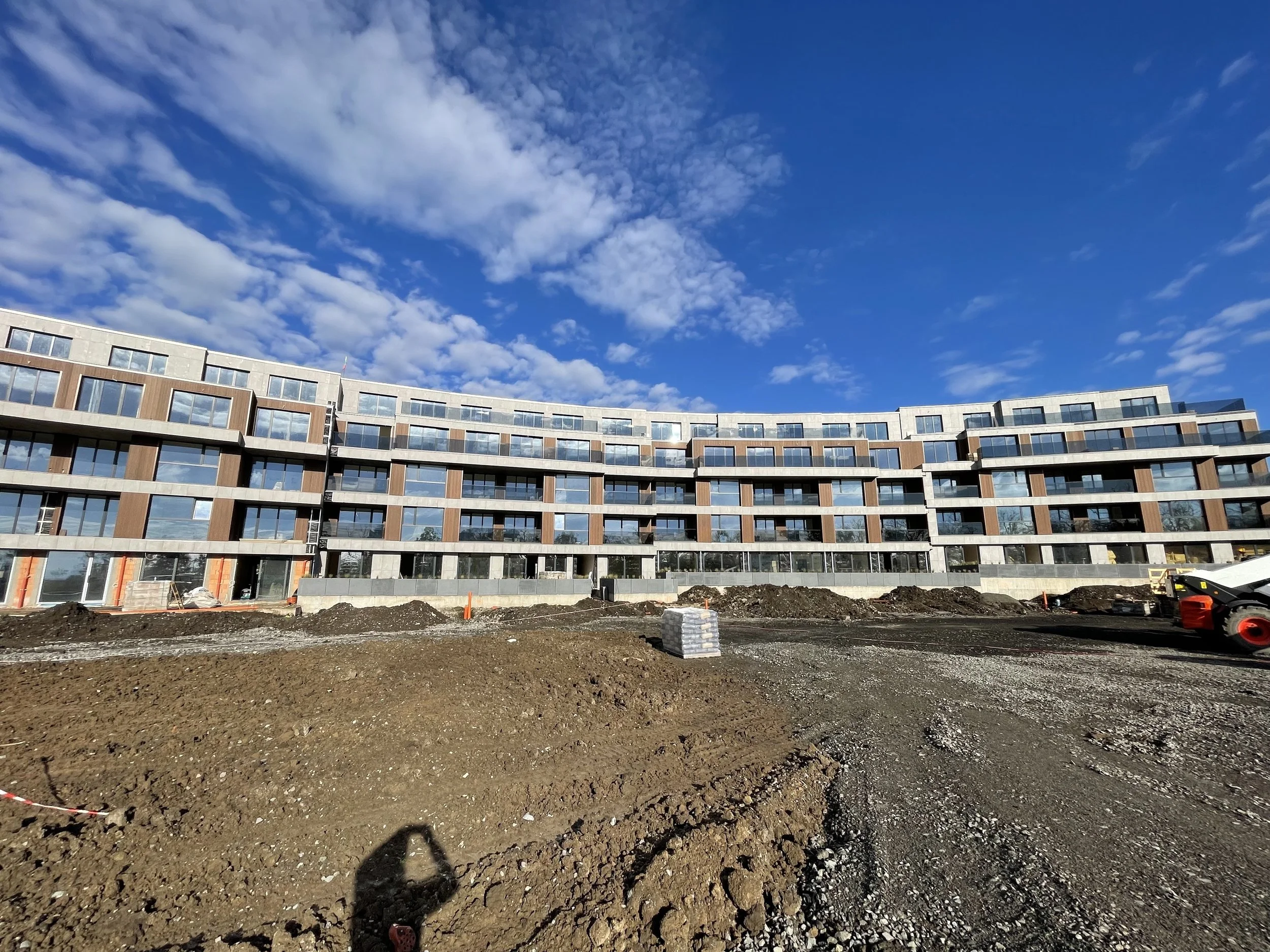 Изграждане на вентилируема фасада с облицовка от синтерован камък и WPC декинг с алуминиева субструктура, град Бургас, България