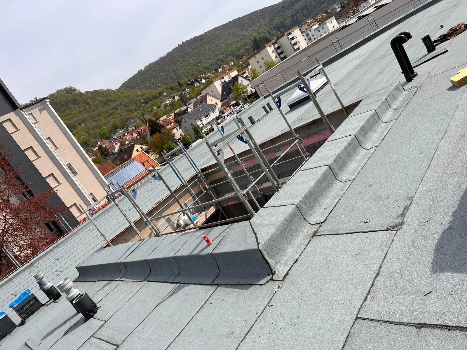 Газопламъчно поставяне на многопластова битумна хидроизолация като подизпълнител, Heubach, Германия