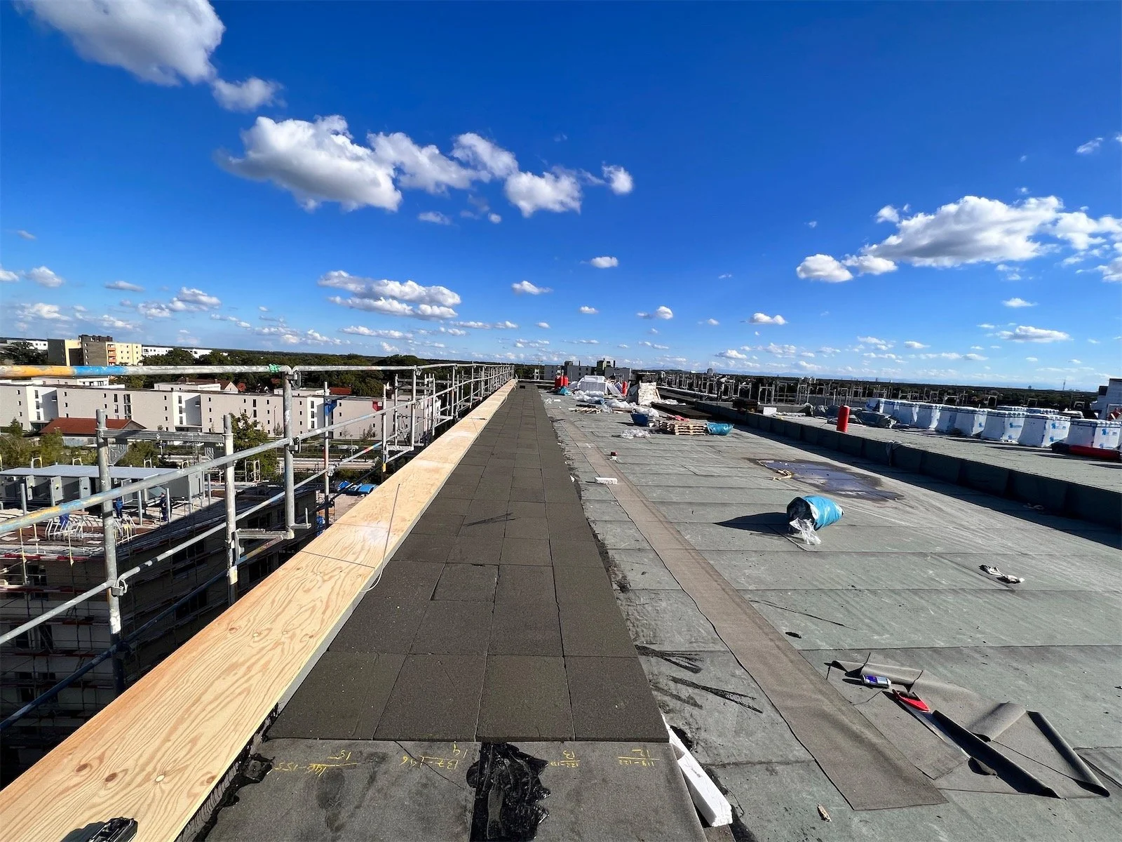 Газопламъчно поставяне на многопластова битумна хидроизолация като подизпълнител, Mainz, Германия