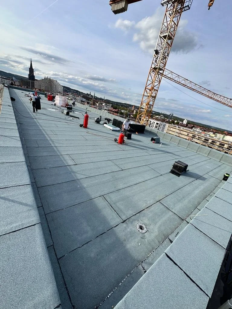 Газопламъчно поставяне на многопластова битумна хидроизолация като подизпълнител, Neu- Ulm, Германия