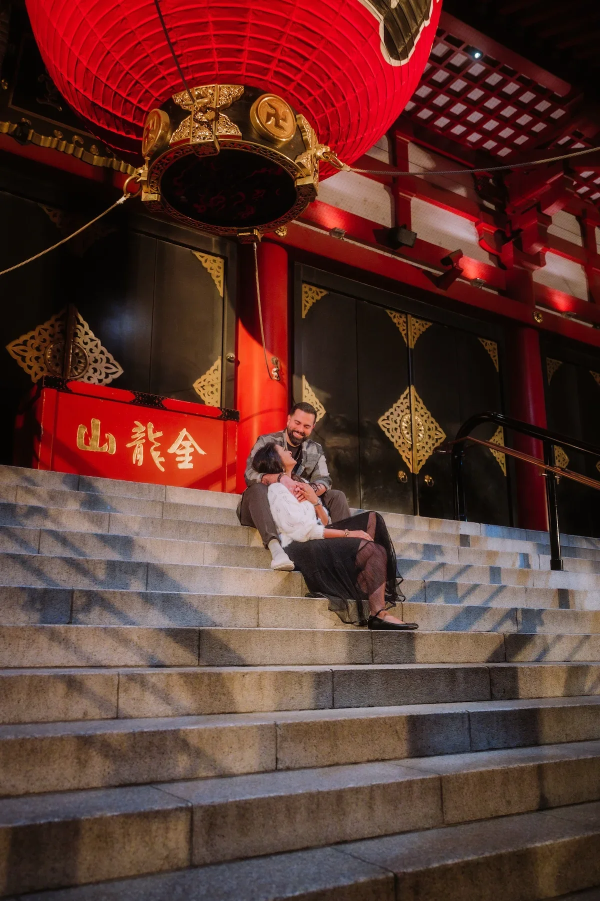  Pre-wedding photography session for a couple under the warm glow of traditional paper lanterns at Senso-ji Temple. 
