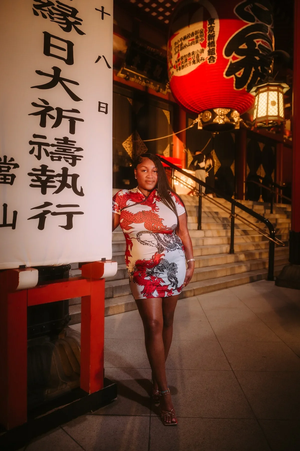  Surprise engagement or romantic couple portrait framed by traditional architecture and lively outdoor lighting in Asakusa. 
