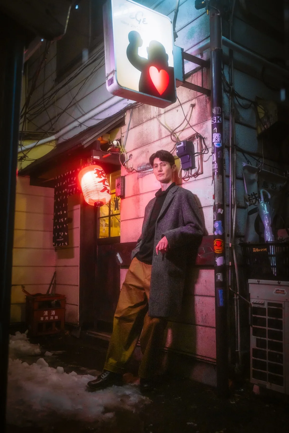  Moody solo portrait showcasing indie film aesthetics inside the narrow corridors of Sankaku-chitai in Sangenjaya. 