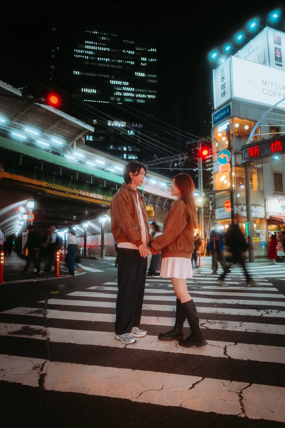  Film noir style couples photography session showcasing dramatic framing in the gritty backalleys of Shimbashi. 