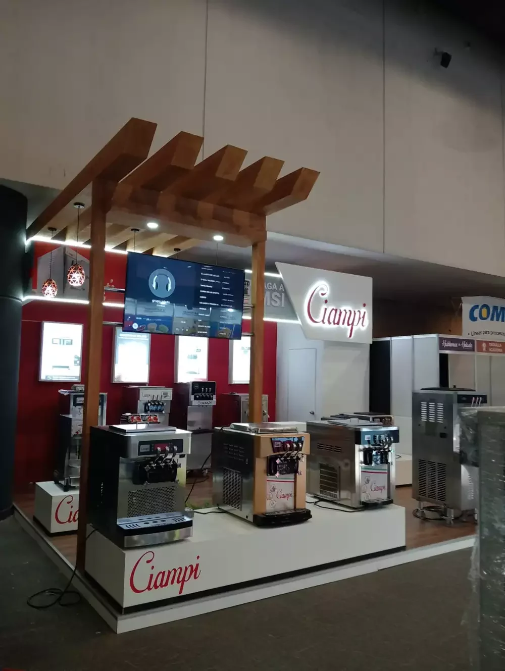 Módulo de exhibición para maquinaria de café y helado con iluminación decorativa y pantallas de menú.
