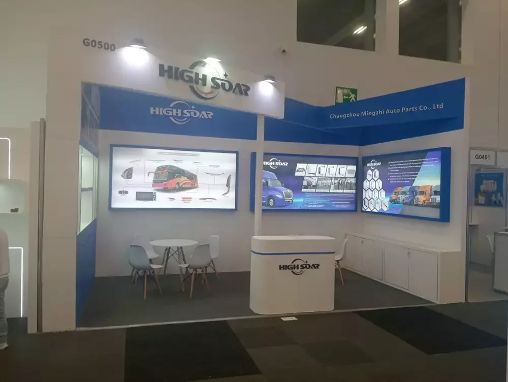Stand con muros gráficos y pantallas digitales para la exhibición de autopartes tecnológicas de Changzhou Mingzhu.