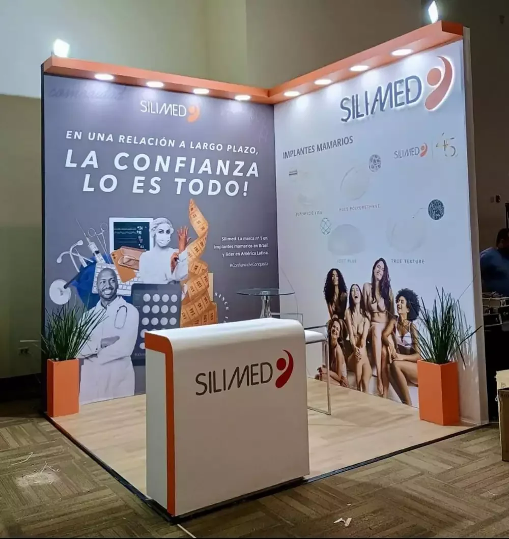 Stand especializado para el sector médico/estético con gráficos de alta resolución y vitrinas de producto.