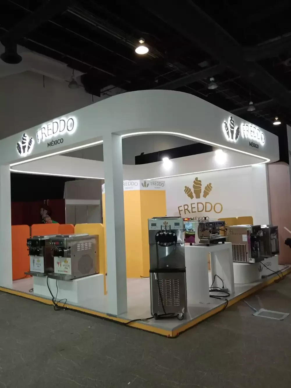 Stand de marca con mostradores de atención y capacidad para operación de maquinaria en vivo.
