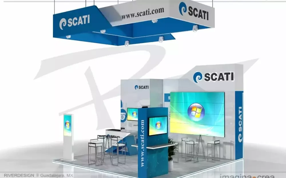 Centro de monitoreo digital en exhibición, con pantallas integradas, mobiliario ergonómico y branding web visible.