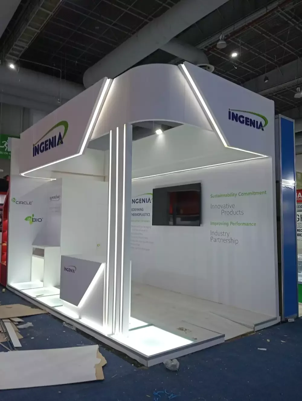Estructura minimalista con pantallas integradas enfocada en innovación y alianzas industriales.