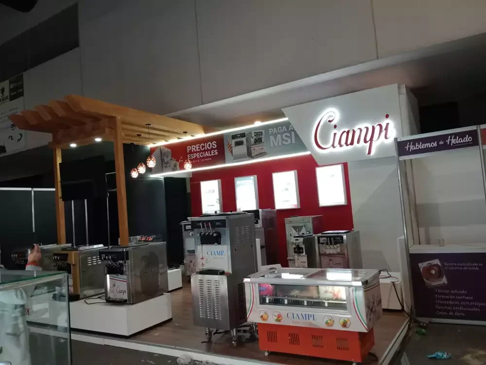 Exhibidor especializado para equipos de helado Ciampi, incluyendo iluminación decorativa y branding integrado en carpintería.