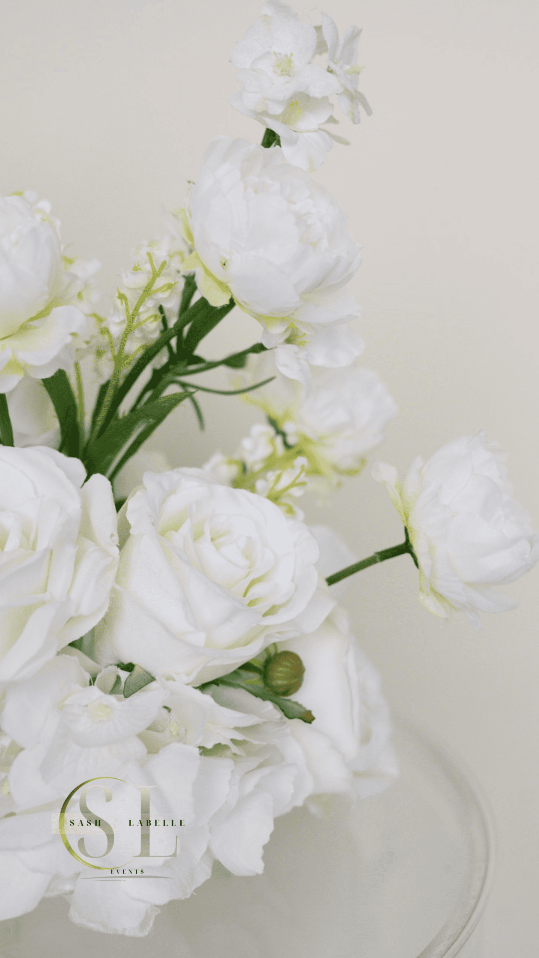 Vaseless floral Centerpiece - white-sashlabelle-events (5).png