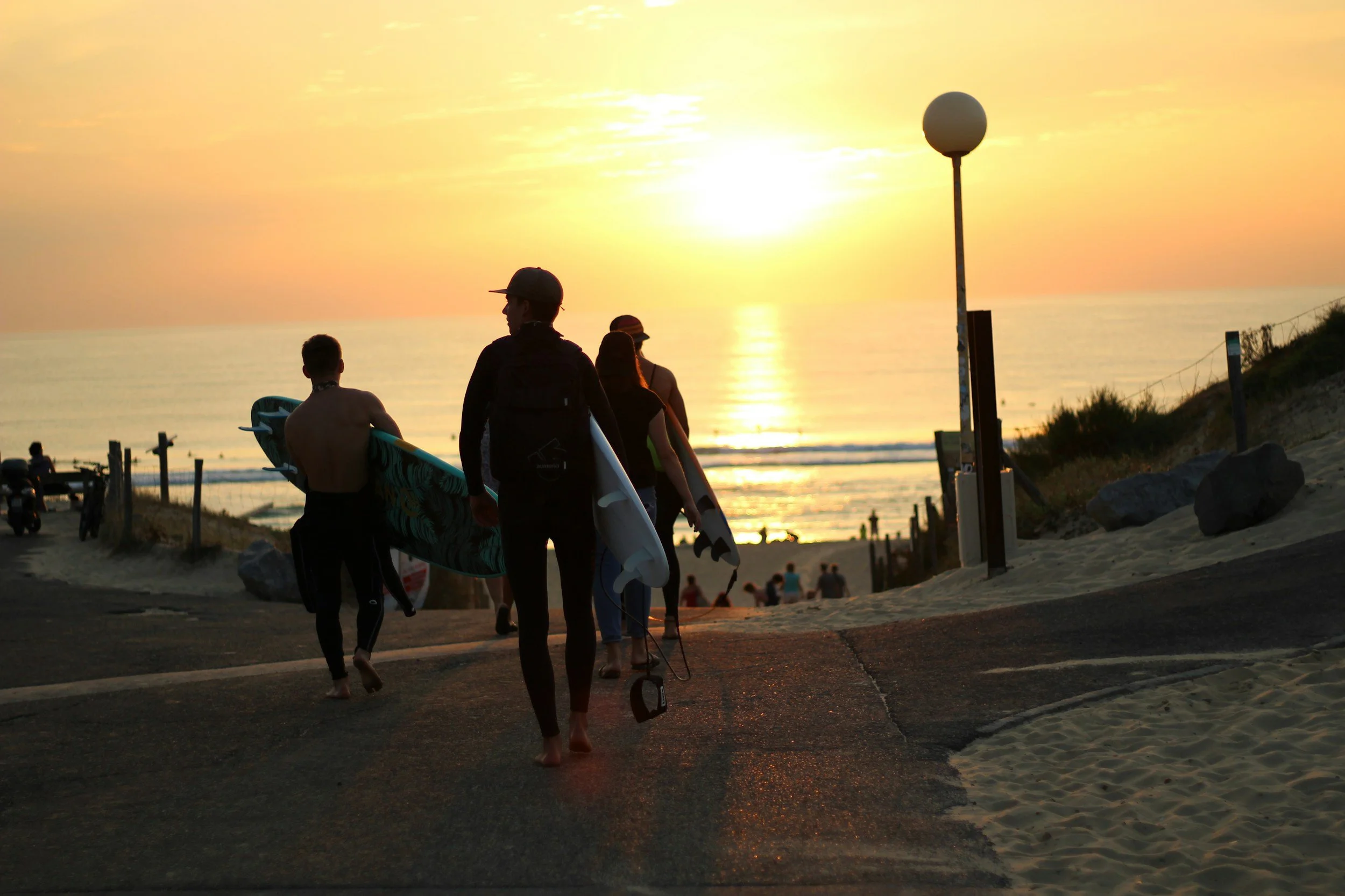 Cours de surf avec les élèves marchant en direction de la plage