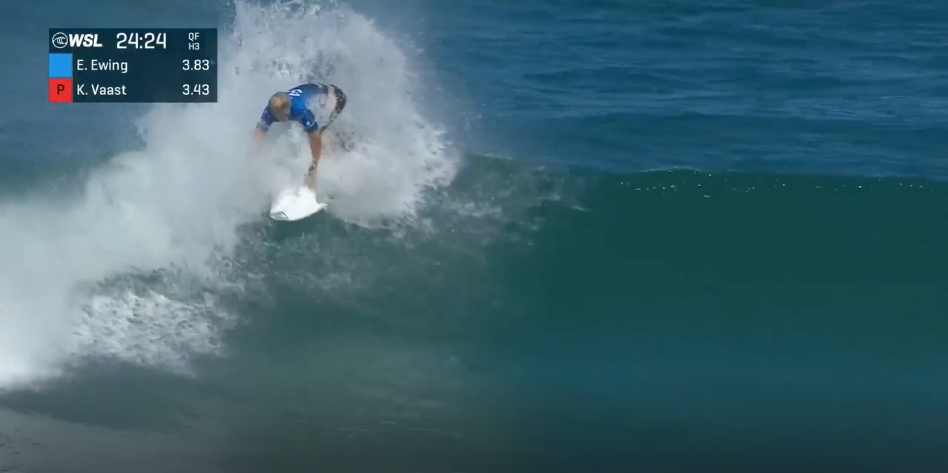 Un surfeur en action sur une vague lors d'une compétition de surf.