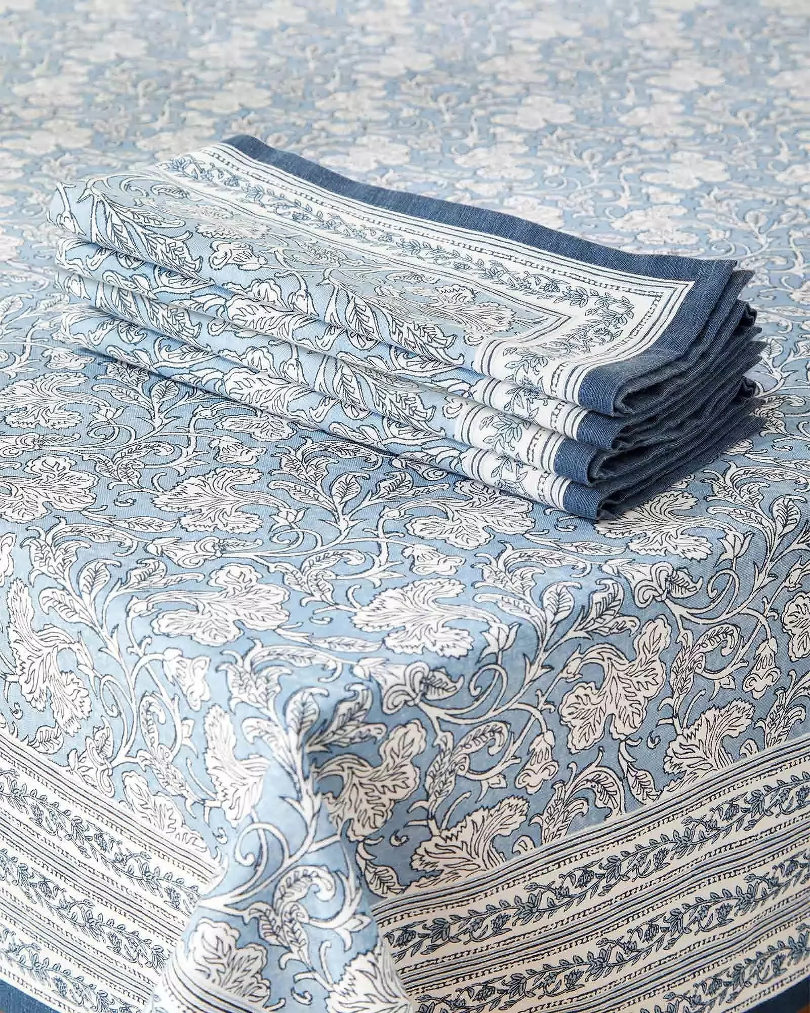 Aveiro Tablecloth and Napkin Bundle