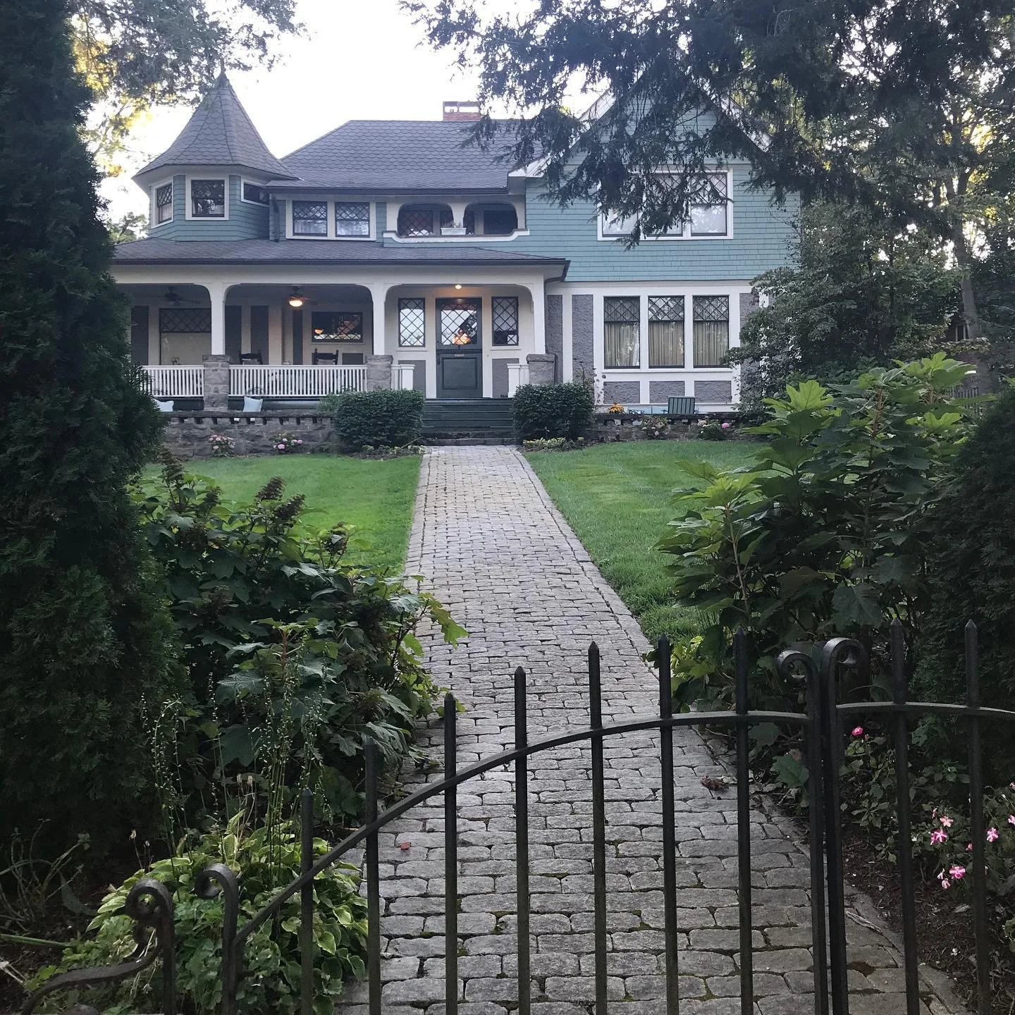 Walking distance from downtown Asheville North Carolina is the historic Montford area! Established in 1900, there is a huge collection of Arts and Craft style homes shaded by large hardwood trees.  This area is full of Bed and Breakfasts and restaura