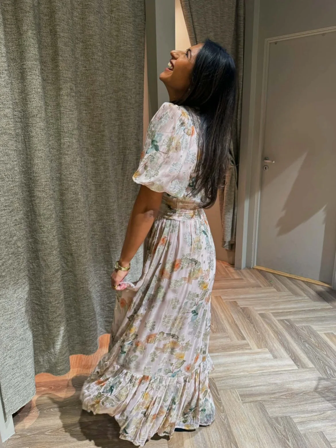 Sjekk ut denne nydelige kjolen fra @missmayanorway ✨ Perfekt for bryllupsgjesten eller sommerfesten🌸