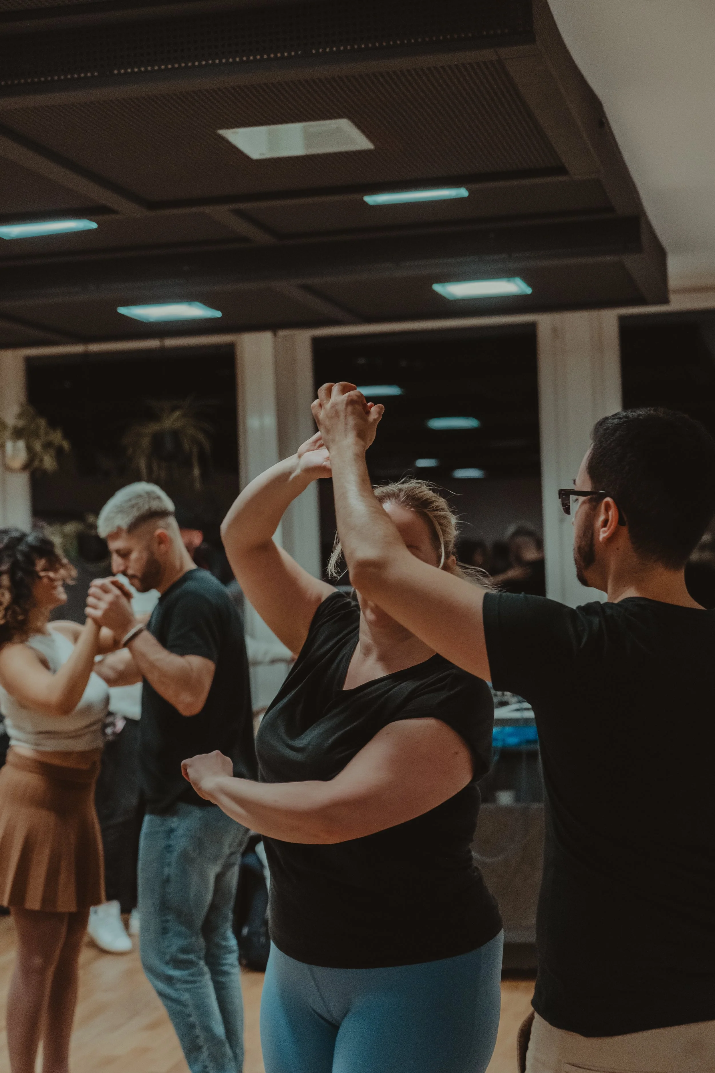 Bachasuave Dancing Moment. Friday Classes in Zurich - start right into your weekend.