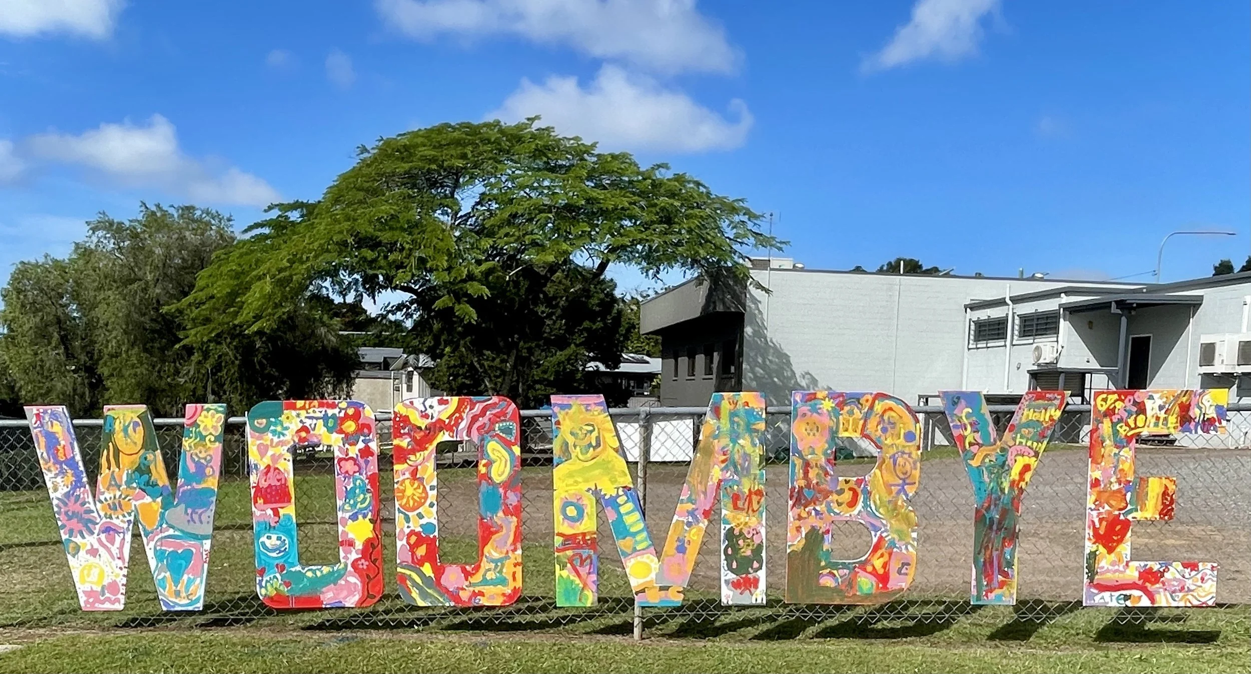 Many Little Hands, One Woombye
